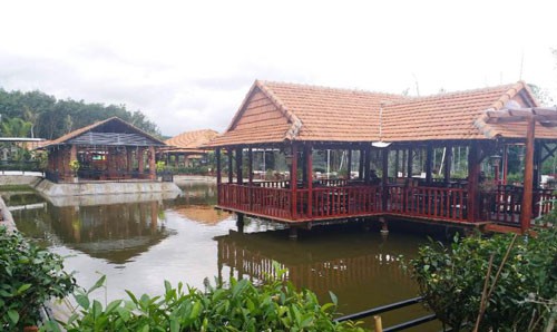Kon[-]Tum:[-]Xây[-]"biệt[-]phủ"[-]không[-]phép,[-]vợ[-]cán[-]bộ[-]thuế[-]xin[-]cho[-]tồn[-]tại